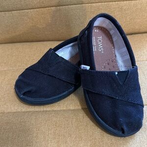 TOMS toddler’s shoes Black size 6. Good Condition.